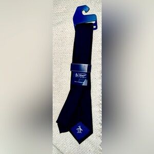 An original Penguin by munsingwear navy blue neck tie.